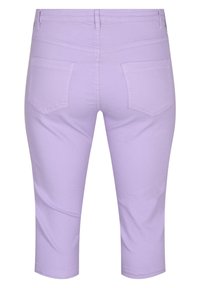 Pantaloni capri lilla realizzati in tessuto misto cotone, con due tasche posteriori e una texture liscia, dal design aderente.
