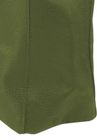 Olijfgroene leren tas met textuur en een rechthoekige vorm, voorzien van zichtbare stiksels en een gladde afwerking aan de randen.