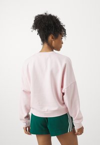 adidas Sportswear ESSENTIALS SMALL LOGO FEEL COZY  - Sportinis megztinis - sandy pink/white