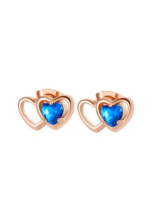 Par de pendientes de botón en forma de corazón de oro rosa con gemas de corazón azules facetadas en el centro, sobre un fondo blanco.