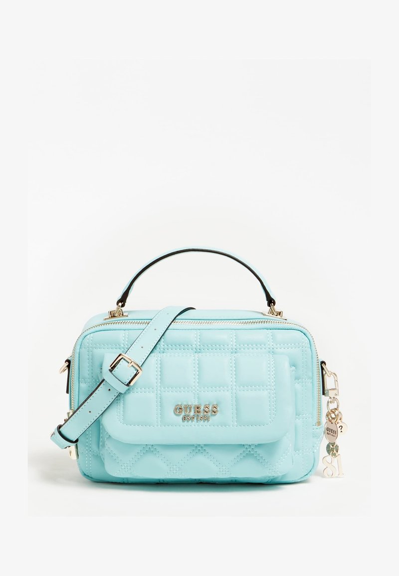 Rechteckige, hellblaue, gesteppte Schultertasche mit goldenen Beschlägen, einem oberen Griff und einem abnehmbaren Tragegurt. Enthält einen Anhänger mit Herzdetails.