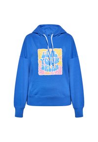 Felpa con cappuccio blu con una grafica frontale che recita "AMA IL TUO SOGNO" in bianco e colori pastello, dotata di cappuccio con lacci e polsini a costine.