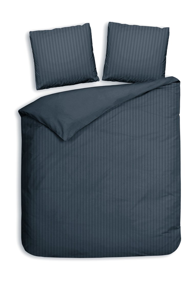 Zestaw poszewek na kołdrę w ciemnoszarym kolorze w paski z dwoma pasującymi poszewkami na poduszki, charakteryzujący się gładką teksturą i prostym, nowoczesnym designem.