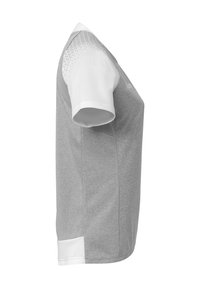 T-shirt de sport gris à manches courtes, avec un motif texturé sur le haut de la manche et des accents blancs au col et à l'ourlet.