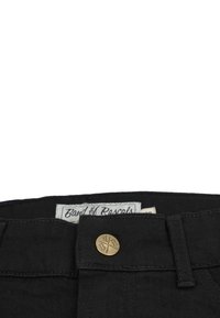 Mustat farkut, joissa on tukevat vyötärönauha ja pronssinen nappi, sekä etiketti, jossa lukee "Band of Rascals". Sileä pinta, klassinen muotoilu.