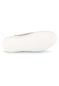 Helle rosa Schuhe mit einem glatten Obermaterial und einer weißen, strukturierten Gummisohle. Die Sohle hat vertikale Rillen für besseren Halt und zeigt dezentes Branding.