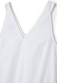 Weißes ärmelloses Kleid mit tiefem V-Ausschnitt, glatter Textur und minimalen Nähten, geeignet für Freizeit- oder formelle Anlässe.