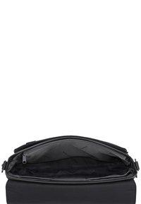 Borsa nera con zip, dotata di una ampia apertura, con un interno in tessuto liscio e una piccola tasca con zip per l'organizzazione. Design semplice.