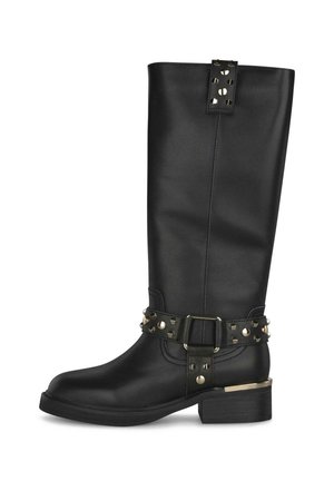 Bota negra de cuero hasta la mitad de la pantorrilla con tacón de bloque bajo, decorada con correas tachonadas alrededor del tobillo y cerca de la parte superior de la caña.