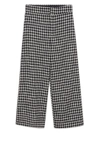 Pantalon large court noir et blanc à motif pied-de-poule, taille haute et ourlet droit.