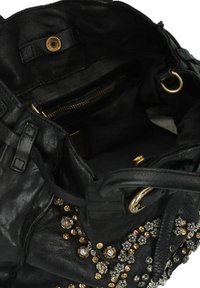 Borsa a tracolla in pelle nera con borchie metalliche e decorazioni floreali. L'interno comprende una tasca con zip e un ampio scomparto principale.