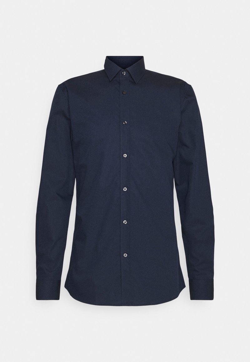 Chemise habillée homme manches longues bleu marine avec fermeture à boutons sur le devant et col classique sur fond uni clair.