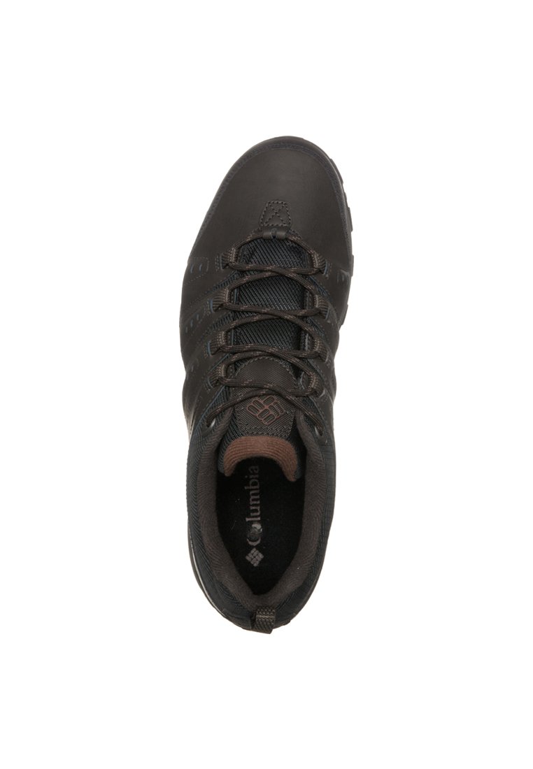 Zapato de senderismo negro de cuero con acentos de malla, que presenta un sistema de cordones prominente, un collar acolchado y un forro interior con un diseño.