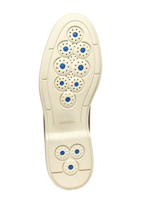 Semelle de chaussure en caoutchouc blanc présentant des trous de ventilation ronds bleus et une surface texturée améliorant l'adhérence. La marque Geox est visible.