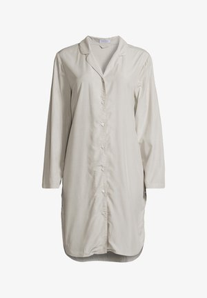 Abito camicia lungo beige con bottoni, maniche lunghe, collo e orlo leggermente curvo, mostrato su uno sfondo bianco.