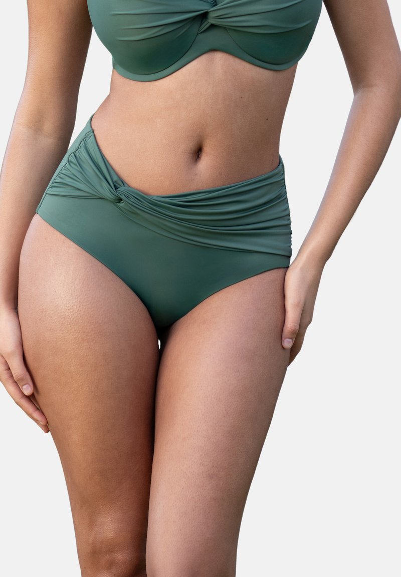 Hochgeschnittener grüner Bikini mit Raffung, ausgestattet mit einem formenden Oberteil. Die glatte Textur und das enganliegende Design betonen die gesamte Silhouette.