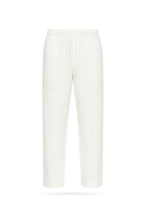 Białe, fakturowane spodnie z tkaniny z elastycznym pasem; prosty krój nogawki z pionowym ryfletem i bez widocznych elementów metalowych ani akcentów.