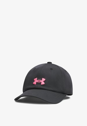 Cappello nero con visiera curva e tessuto texturizzato. Presenta un logo ricamato rosa sul davanti e fori di ventilazione.