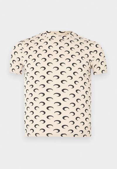 Rövid ujjú bézs póló, mintás fekete félholdakkal ismétlődő mintában. Puha anyagból készült, klasszikus kerek nyakkivágással.