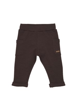 Ciemnobrązowe spodnie dla małego dziecka z elastycznym pasem, dwoma bocznymi kieszeniami naszywanymi i podwiniętymi nogawkami.