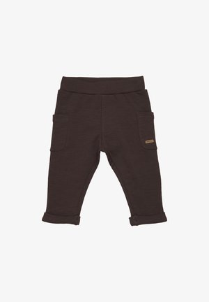 Ciemnobrązowe spodnie dla małego dziecka z elastycznym pasem, dwoma bocznymi kieszeniami naszywanymi i podwiniętymi nogawkami.