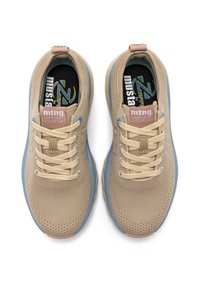 Zapatillas de malla beige con acentos en azul claro, punta redonda y cierre de cordones. Presentan suelas acolchadas y marca en la lengüeta y el lateral.