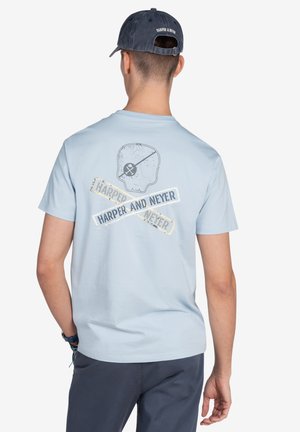 Camiseta de algodón color azul claro con un diseño de calavera impreso y el texto "Harper and Neyer" en la parte posterior. Manga corta y cuello redondo.