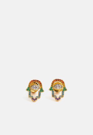 Gouden oorstekers in de vorm van Hamsa-handen, versierd met meerkleurige stenen en een heldere marcisen geslepen edelsteen in het midden.