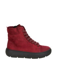 Rote Wildleder High-Top Sneakers mit runder Zehenpartie, passenden Schnürsenkeln, verstärktem Absatz und schwarzer Gummisohle; glatte Textur und minimalistisches Design.