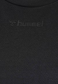 Schwarzes Sportshirt mit glatter Textur, das vorne mit einem tonalen, eingeprägten "Hummel"-Logo versehen ist. Rundhalsausschnitt, lässiges Design.