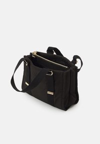 Sac à main rectangulaire noir avec deux poignées, poche avant et compartiment central zippé avec fermeture éclair dorée.