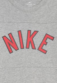 Nike Performance Camiseta estampada - mottled grey