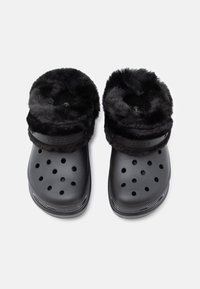 Zwart, wollig slippers met open teen ontwerp, gemaakt van duurzaam materiaal, voorzien van ventilatiegaatjes en een zachte, pluche bovenkant voor comfort.