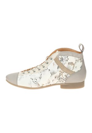 Weiss-beige Stiefelette mit Schnürung vorne, abstrakten schwarzen und goldenen Linienmustern, Zuglasche an der Ferse und flacher Sohle.