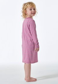 Pasiasta sukienka w różowo-białe pasy, z długim rękawem, wykonana z bawełny, do kolan, z okrągłym dekoltem, kieszeniami po bokach i luźnym krojem.