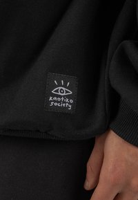 Kaotiko SUD CAP URBAN EYE - Felpa - black