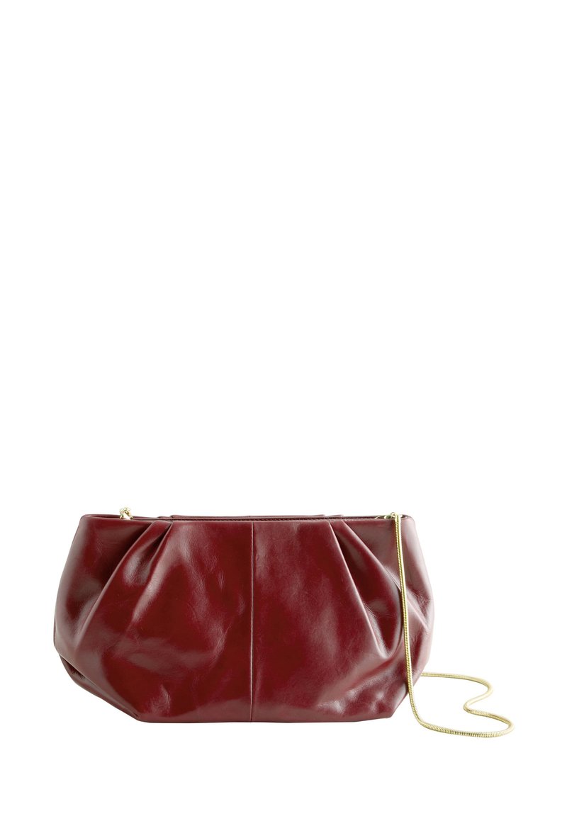 Bordeauxrode leren tas met geplooide plooien en gouden kettingriem. Zachte, glanzende textuur met een afgeronde vorm en ritssluiting.