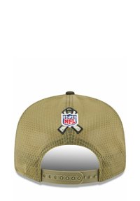 Olivgrüner Hut mit Mesh-Rücken, ausgestattet mit einem gestickten NFL-Logo und einem Banddesign. Verstellbarer Kunststoffsnapverschluss. Strukturierten Oberfläche.