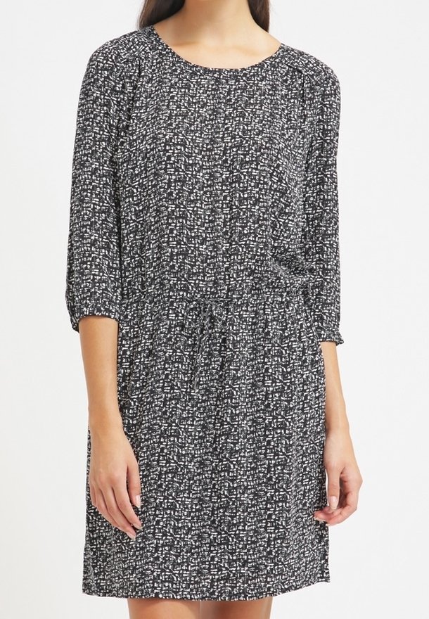 Schwarz-weiß gemustertes Kleid mit Rundhalsausschnitt, Dreiviertelärmeln und elastischem Bund für eine lockere Passform. Glatte Stofftextur.