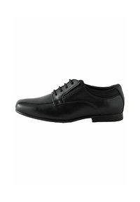 Zapato de vestir de cuero negro con un diseño elegante, que presenta cinco ojales y un tacón bajo. La vista lateral muestra un acabado suave y una silueta moderna.