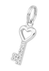 Ciondolo a forma di cuore in argento con un manico dettagliato e un piccolo cuore alla base, adornato con accenti scintillanti.