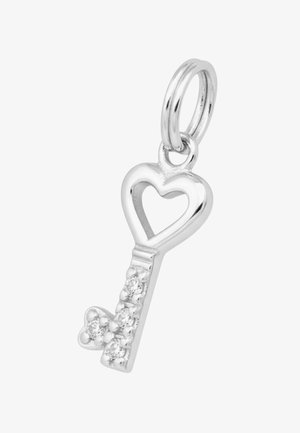 Pendentif en argent en forme de cœur, présentant une poignée détaillée et un petit cœur à la base, orné d'accents scintillants.