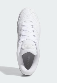 Vita Adidas-sneakers med slät syntetisk ovandel, perforeringar för ventilation, platta snören och vadderad krage. Gummisula.