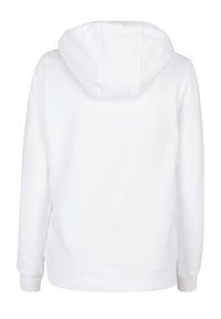 Hvit hettegenser med en glatt tekstur, ribbestrikkede mansjetter og kant. Har en kengurulomme, uten synlige logoer eller mønstre.