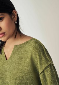Next NOTCHED NECK   - Svetrík - khaki green