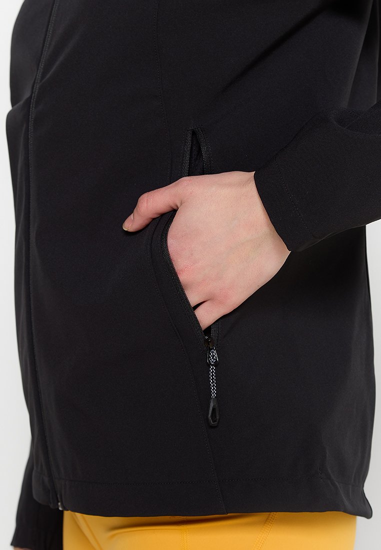 Schwarze Jacke aus weichem Stoff, mit einer Seitentasche mit Reißverschluss und einer taillierten Passform. Keine sichtbaren Muster oder zusätzlichen Akzente.