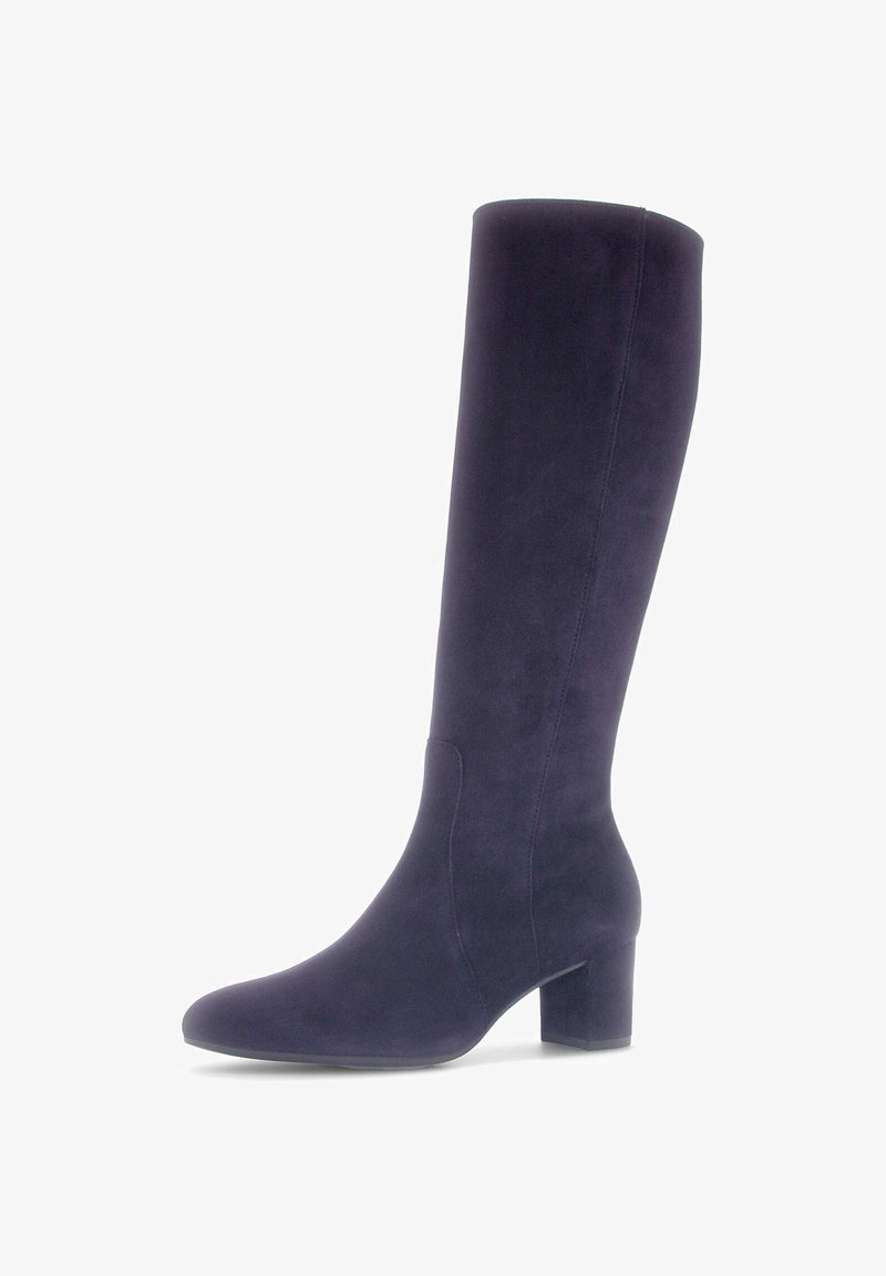 Stiefel bis zum Knie aus dunkelviolettem Wildleder mit glatter Textur, abgerundetem Zehenbereich und Blockabsatz. Einfaches Design mit minimalen Akzenten.
