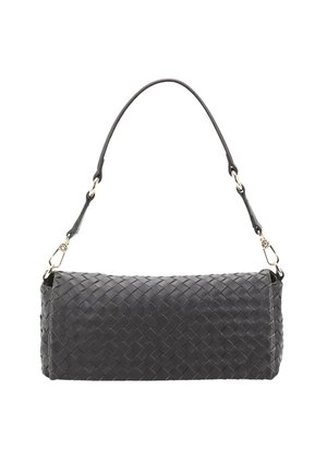 Sac à main rectangulaire noir avec texture en cuir tressé et bandoulière détachable avec fermoirs dorés sur fond blanc.