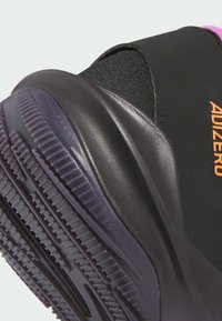 adidas Performance ADIZERO SELECT 2.0 - Basketsko - core black   purple burst   aurora black