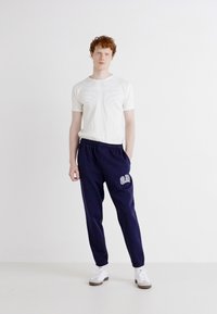GAP TONAL ARCH JOGGER - Treniņtērpa apakšdaļas - navy uniform